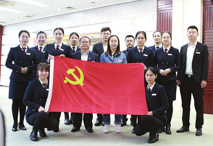 腊月十五，济南大明湖畔圆月映照佳节氛围
